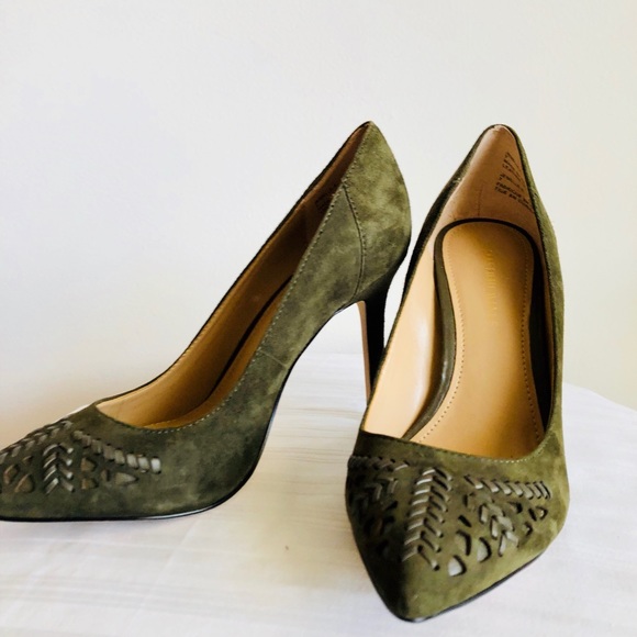 Saks Fifth Avenue Shoes - 💥 SAKS FIFTH AVE SUEDE PUMPS💥